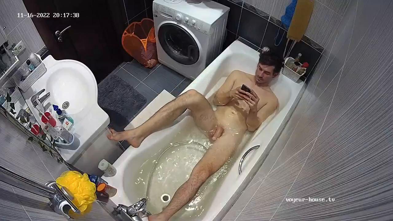 Sebastian jerking off in the bath 16 Nov 2022