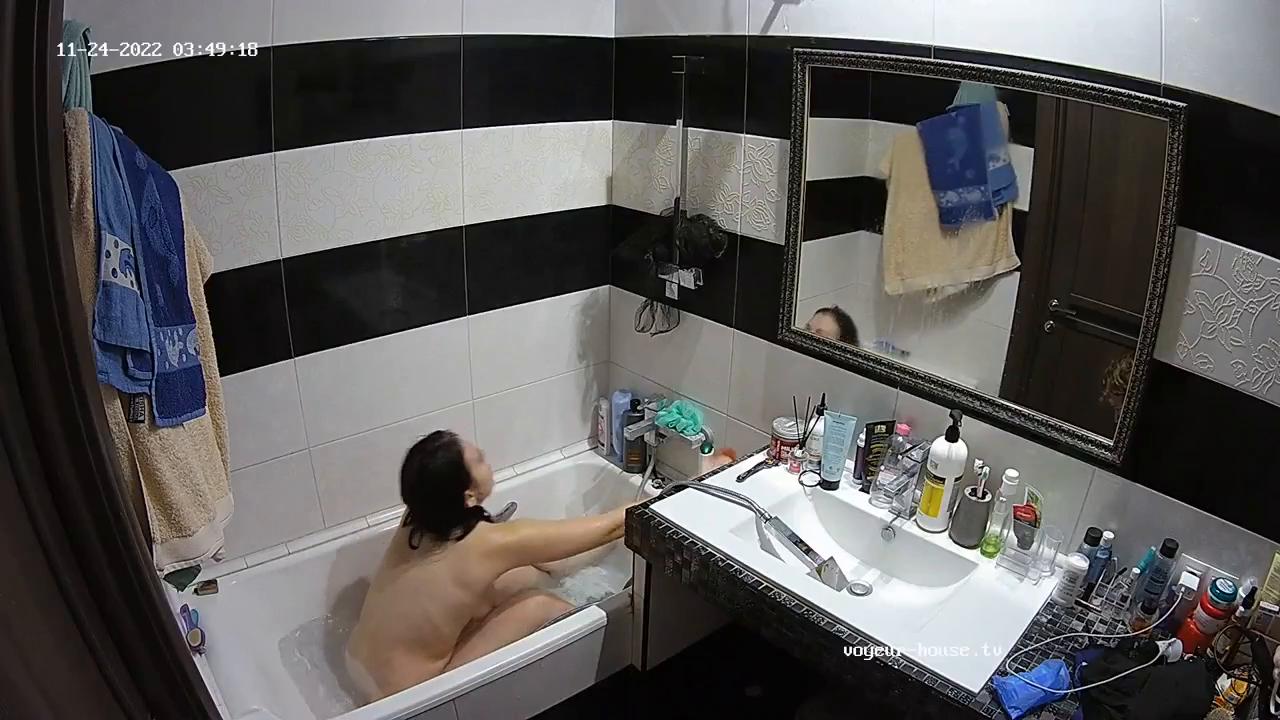 Alicia&Aderyn in Bathroom Nov 24