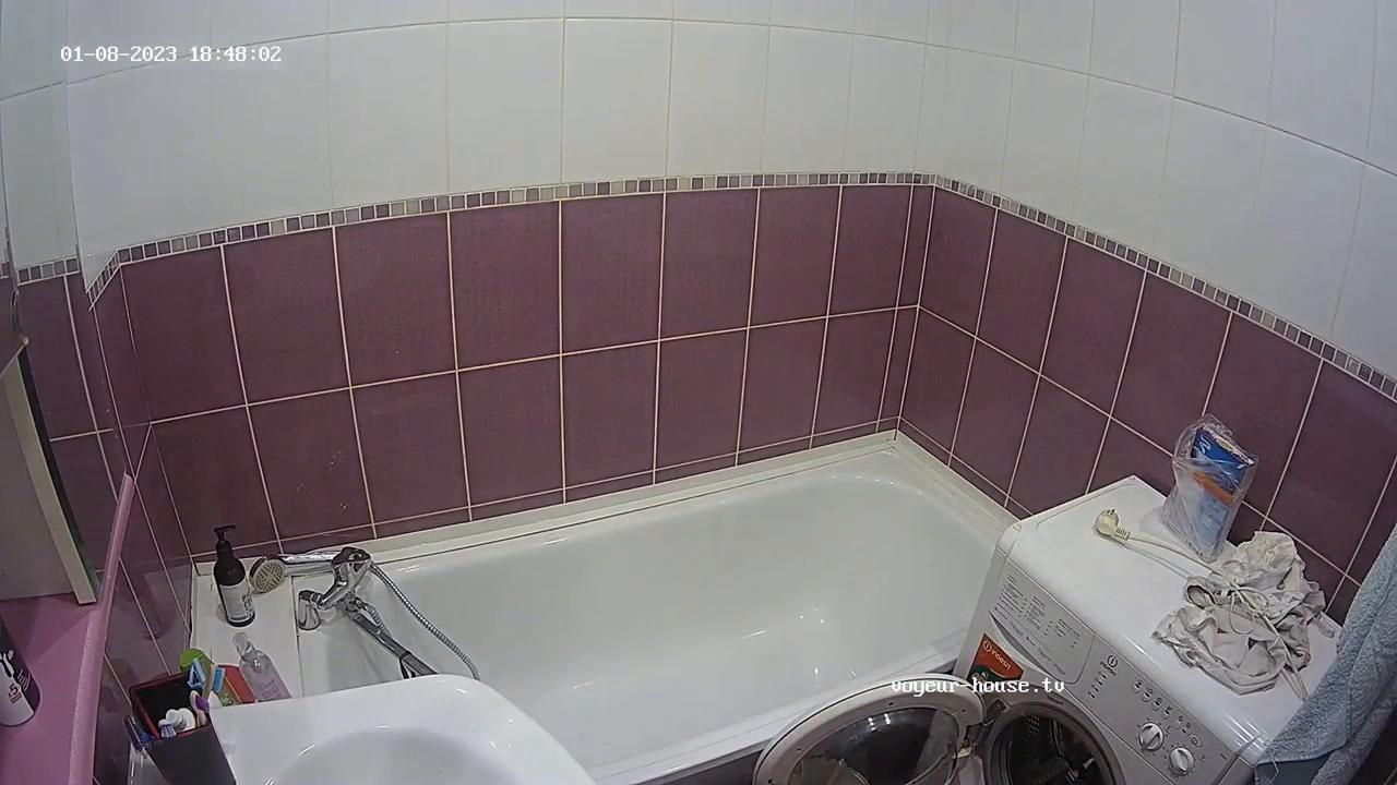 Lika Elision showering, Jan-08-2022