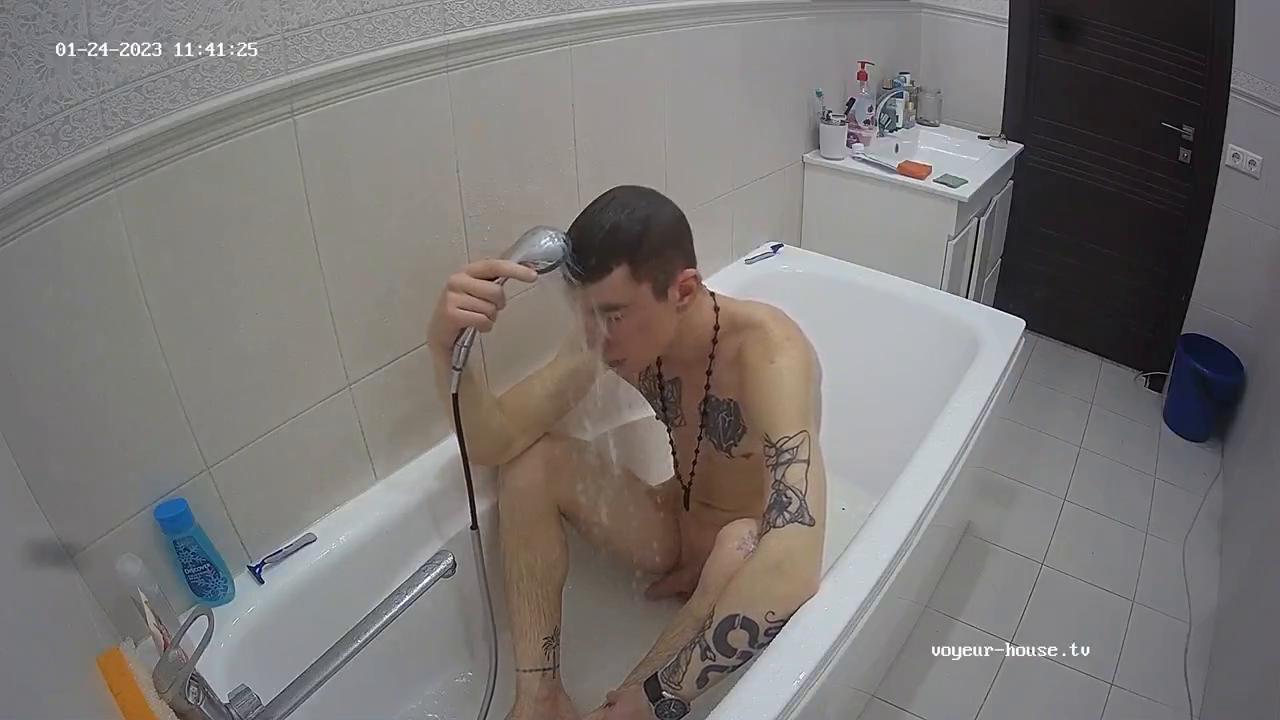 Isidor jerking in the bath 24 Jan 2023