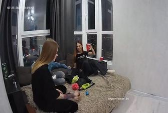 Cydea friends couch sex, 25-02-2024 cam2