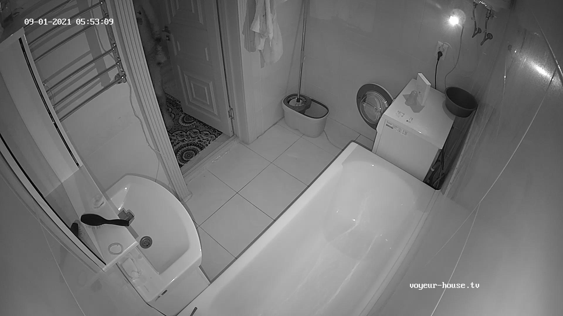 Artem washing his cock in the sink 1 Sep 2021