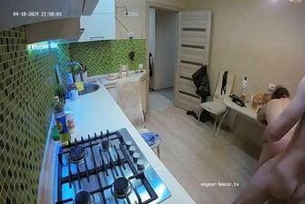 Exclusive, Julia Max Sibilla Fun in kitchen 2024-04-18 cam2