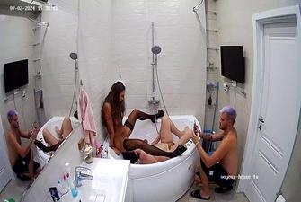 Isabela and friend pee and cum games in bathtub, Jul02-24