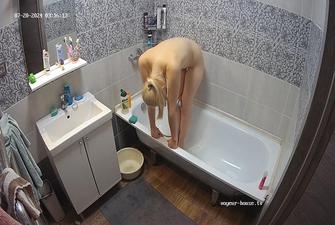Lois showering, 20 07 2024