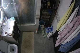 Ally and Dan friend showering, 27 08 2024