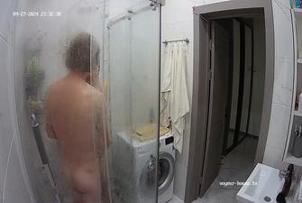 Andreza and guest take shower in Bathroom 2024-09-27