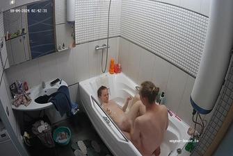 Art and Friend bath, 04 10 2024 cam 2