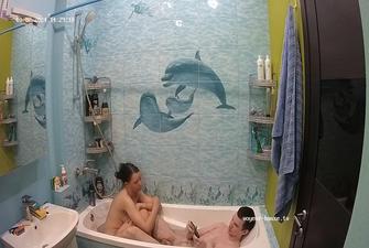 Ledian and Friend bath, 02 10 2024