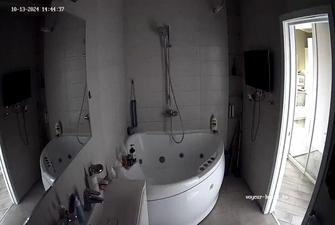 Hayden washing cock after RD 2 sex 13-10-2024